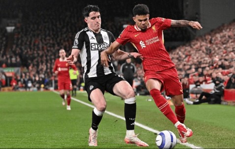 利物浦击溃纽卡，两大豪门受创，斯洛特首次执教即冲击三冠王！