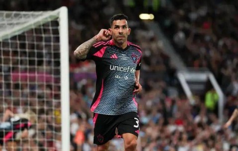 曼联双冠阵容大聚会！特维斯重返梦剧场被狂嘘，0-3落后顶嘘声独中四元逆转