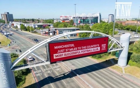 利物浦球迷打广告嘲讽曼联：曼彻斯特距英格兰最成功球队仅37英里