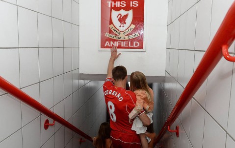 利物浦公布传奇慈善赛名单：杰拉德坐镇中场，克劳奇、库伊特在列